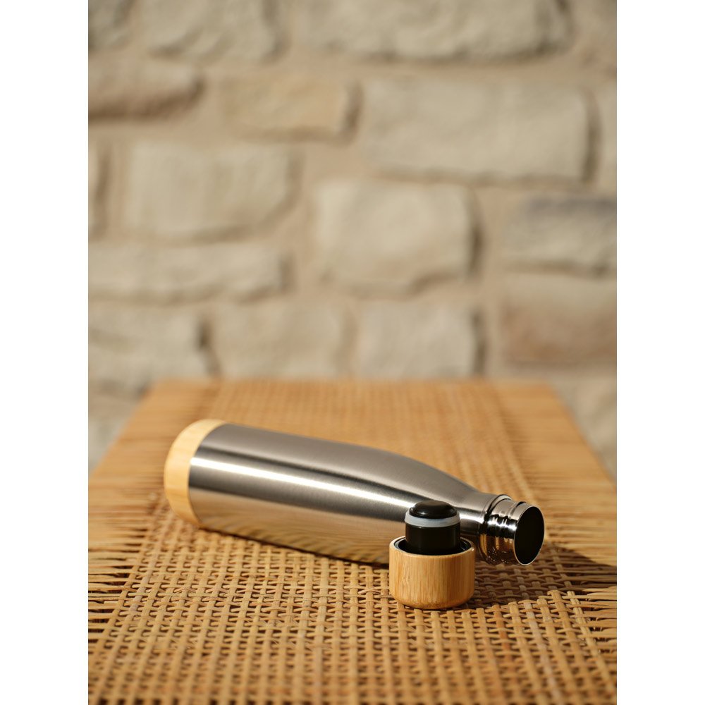 BROMELL 800. Garrafa em aço inox 90% reciclado de parede dupla térmica, isolada a vácuo com tampa em bambu 800 mL - Imagem 4